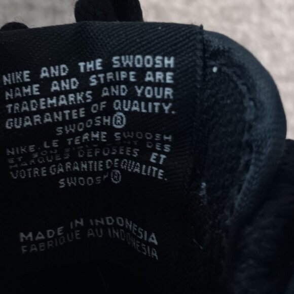 Nike Dunk Low athletic shoes / black & white / size 5 big kid - Picture 7 of 10